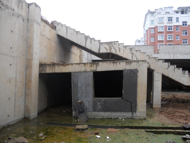 （2011年）平邑明德花園超市（地下），因地下水位變化導(dǎo)致框架梁、柱開裂